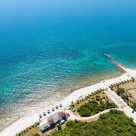 Teuta Apartments - A Beach And A Sea View Перой Екстер'єр фото